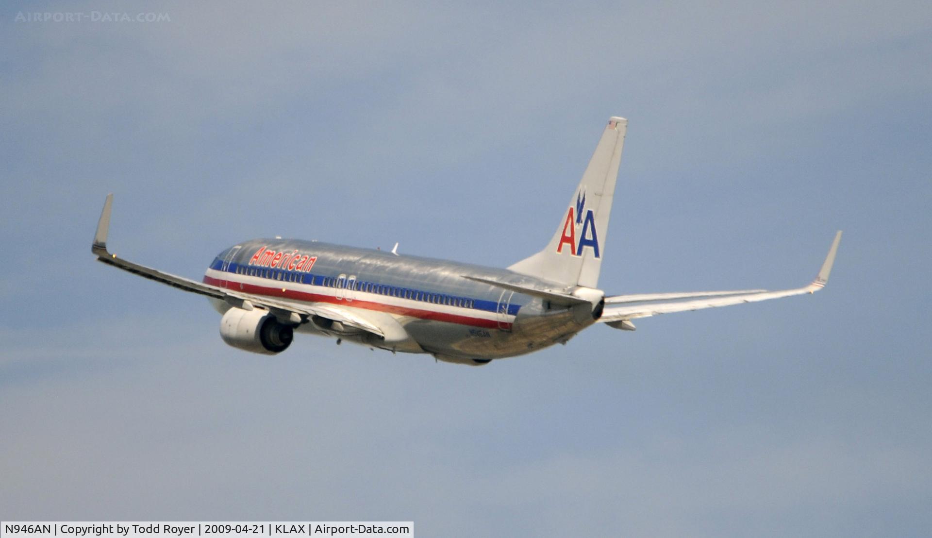 N946AN, 2000 Boeing 737-823 C/N 30600, Landing 24R at LAX