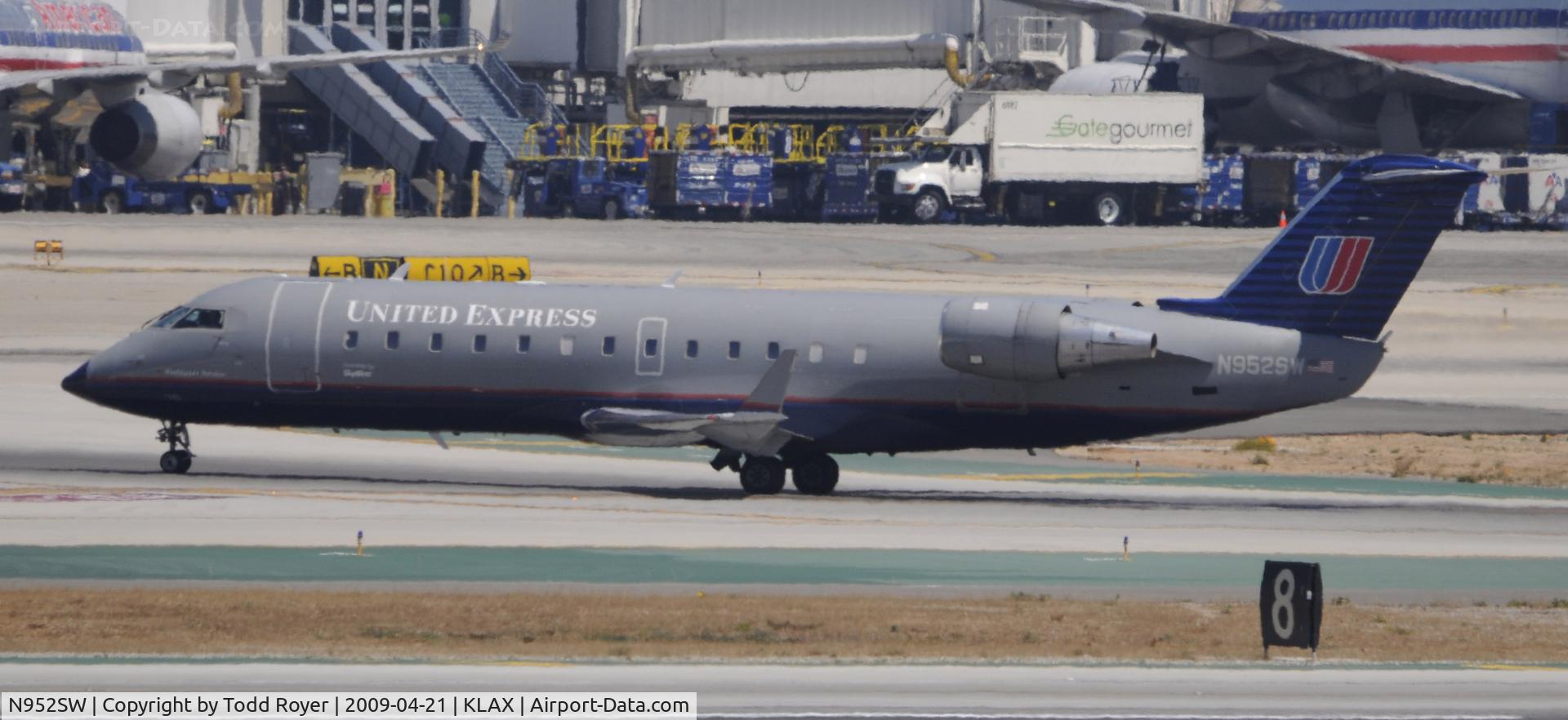 N952SW, 2003 Bombardier CRJ-200LR (CL-600-2B19) C/N 7805, Taxi to gate