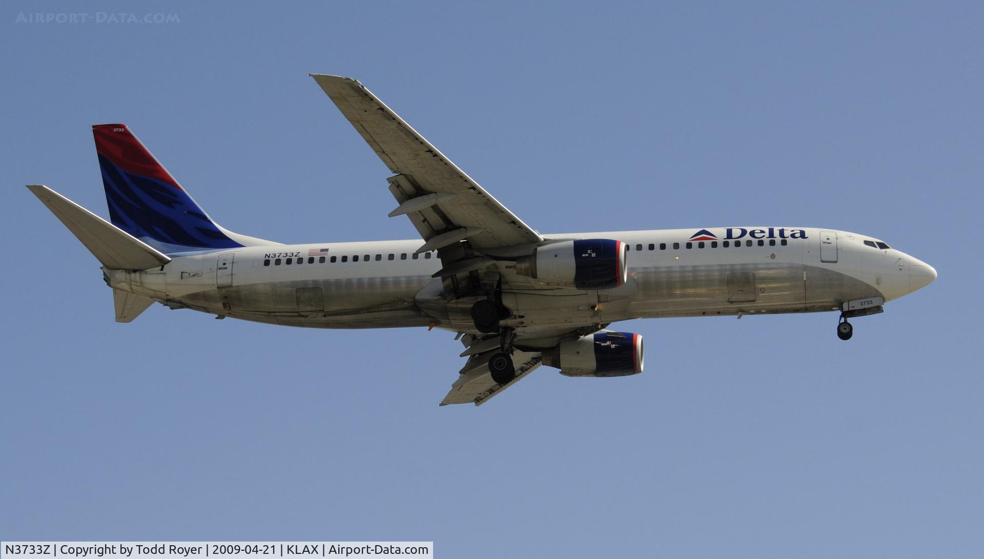 N3733Z, 2000 Boeing 737-832 C/N 30539, Landing 24R at LAX