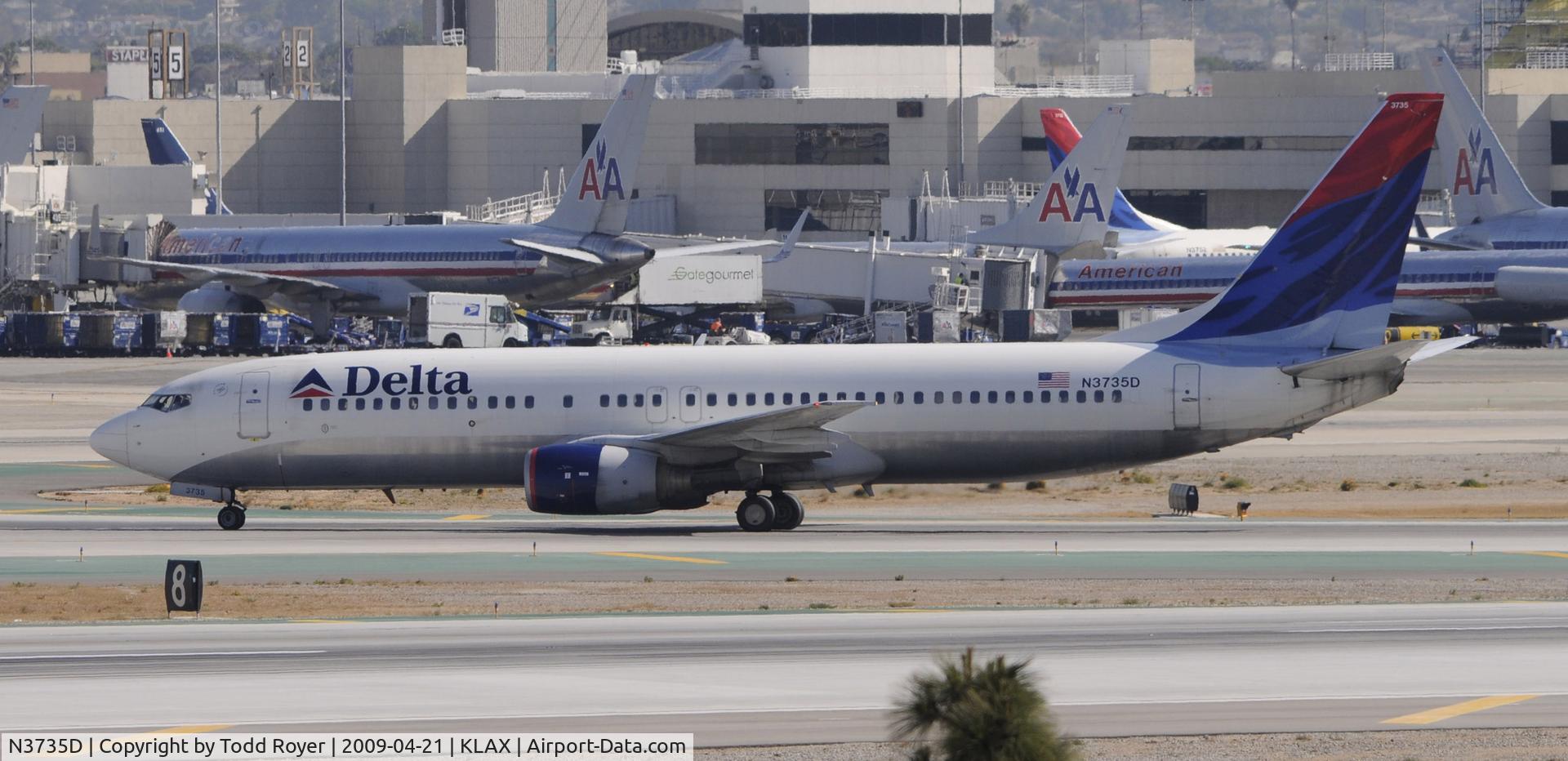 N3735D, 2000 Boeing 737-832 C/N 30381, Taxi to gate