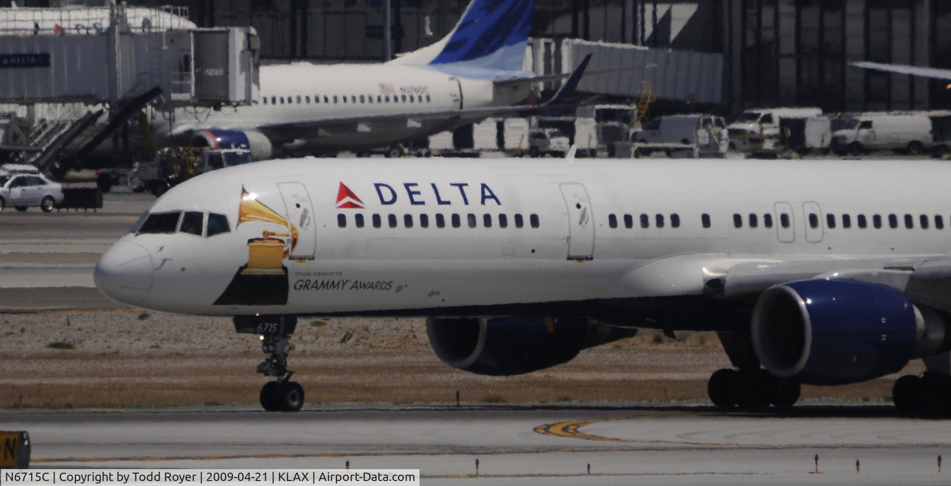 N6715C, 2001 Boeing 757-232 C/N 30486, Taxi to gate