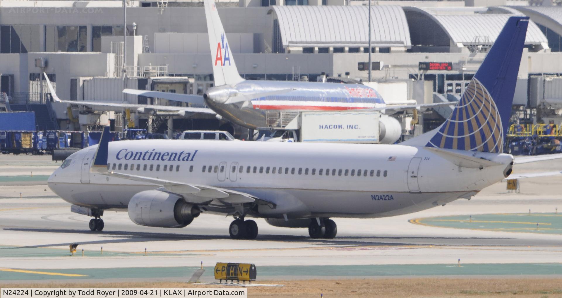 N24224, 1998 Boeing 737-824 C/N 28933, Taxi to gate