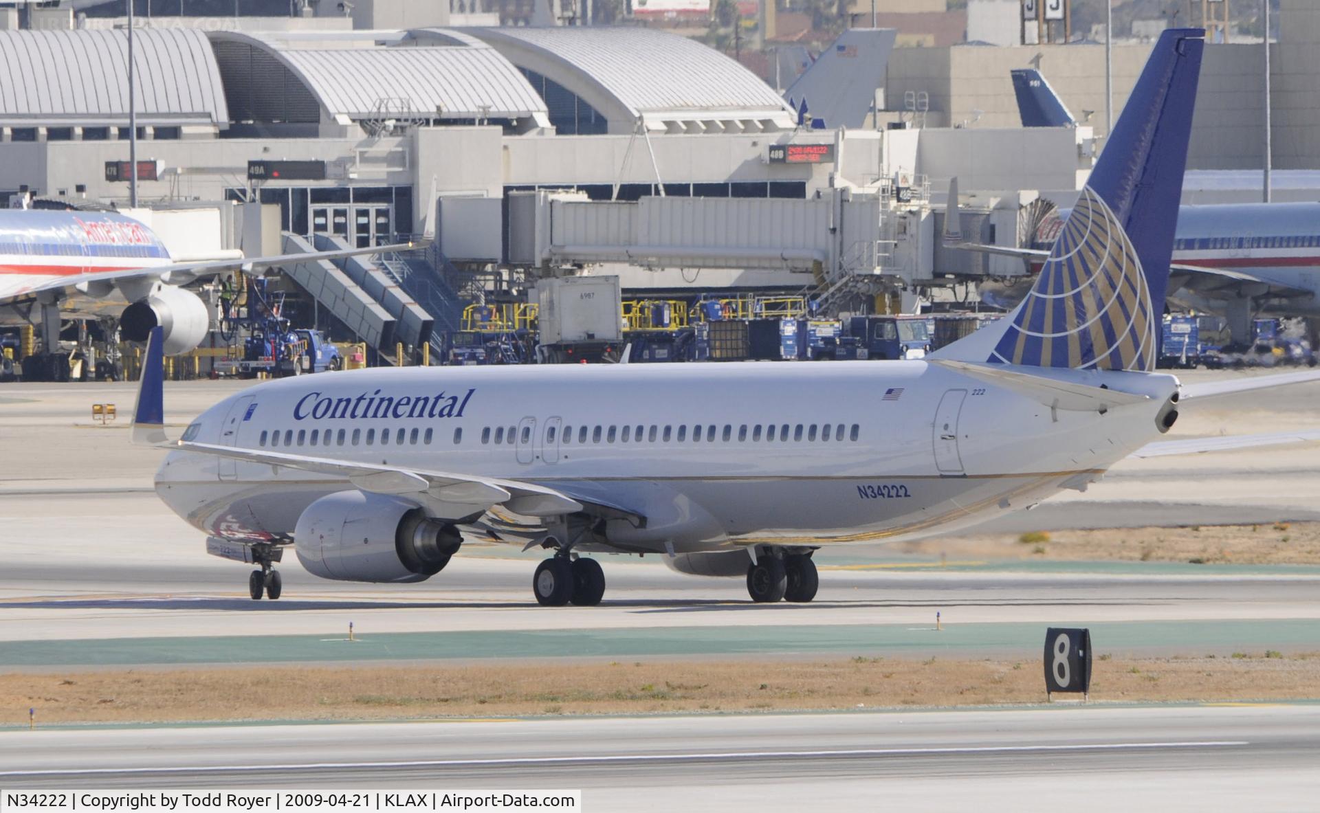 N34222, 1998 Boeing 737-824 C/N 28931, Taxi to gate
