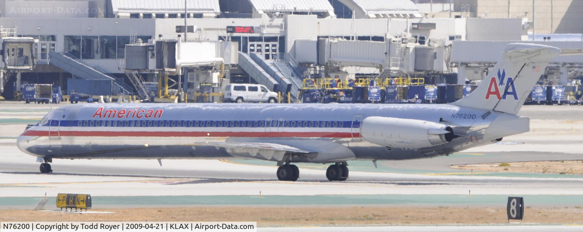 N76200, 1992 McDonnell Douglas MD-83 (DC-9-83) C/N 53290, Taxi to gate
