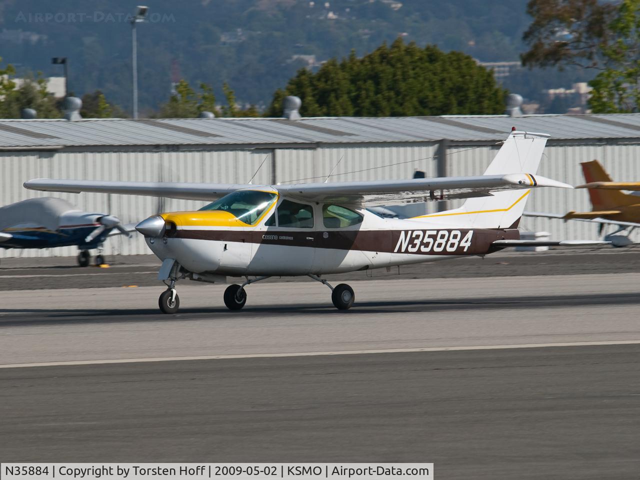 N35884, 1976 Cessna 177RG Cardinal C/N 177RG1070, N35884 departing from RWY 21