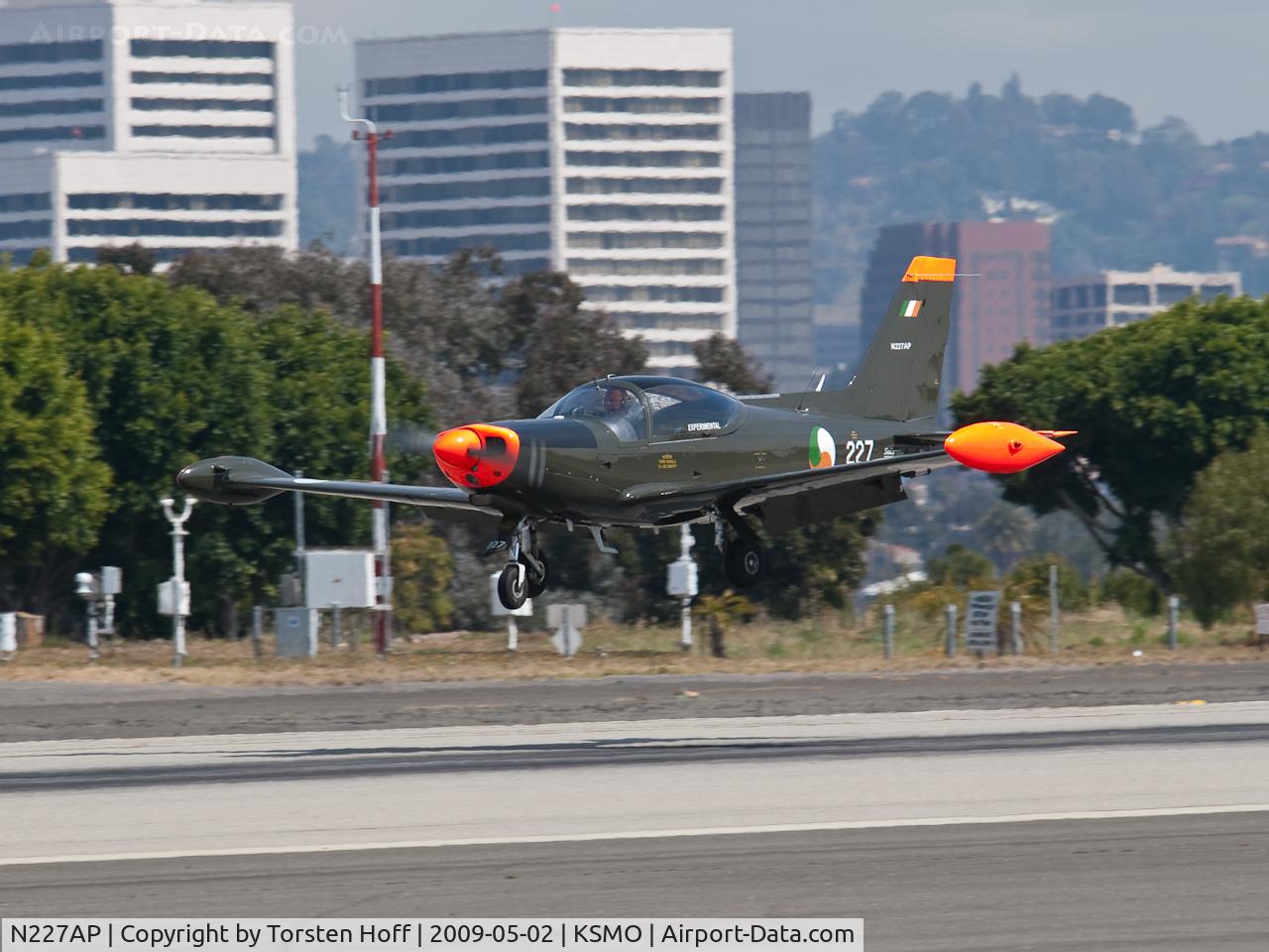 N227AP, 1977 SIAI-Marchetti SF-260W Warrior C/N 294/24-06, N227AP arriving on RWY 21