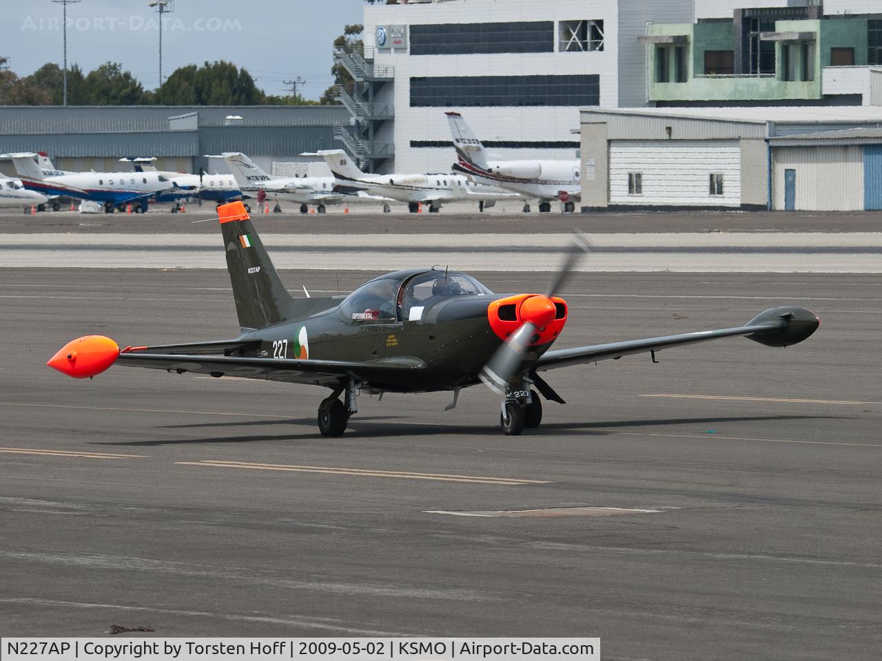 N227AP, 1977 SIAI-Marchetti SF-260W Warrior C/N 294/24-06, N227AP taxiing