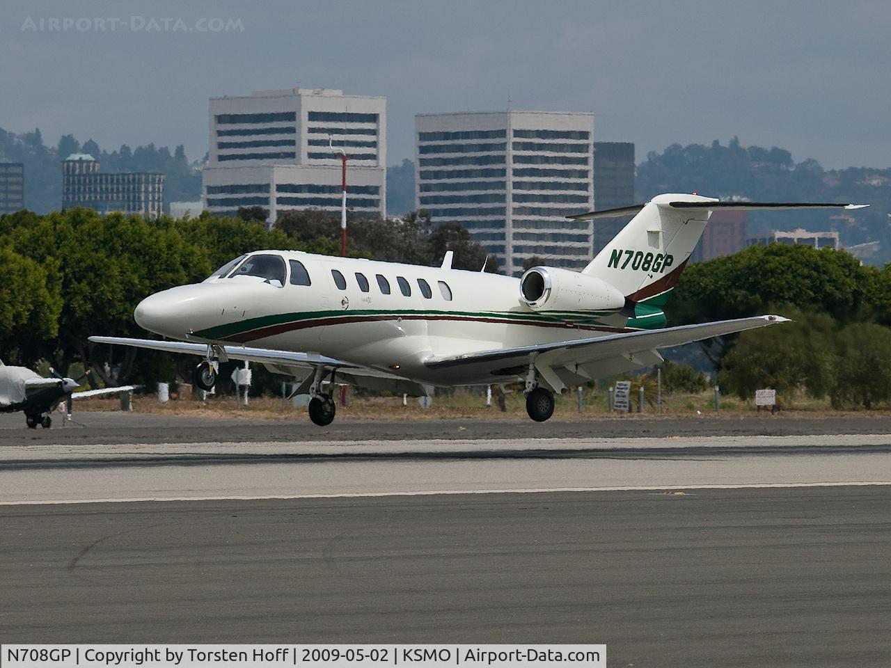 N708GP, 2003 Cessna CitationJet CJ2 C/N 525A0154, N708GP arriving on RWY 21