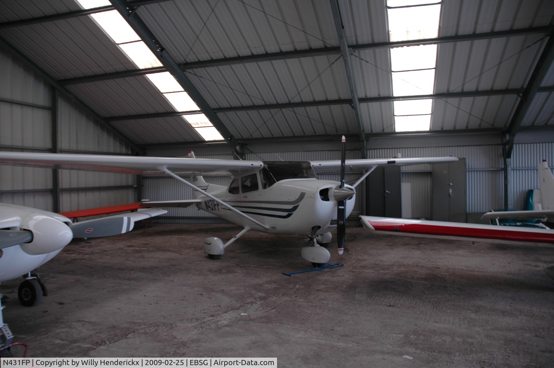 N431FP, 2003 Cessna 172S C/N 172S9431, Hangared at Saint-Ghislain