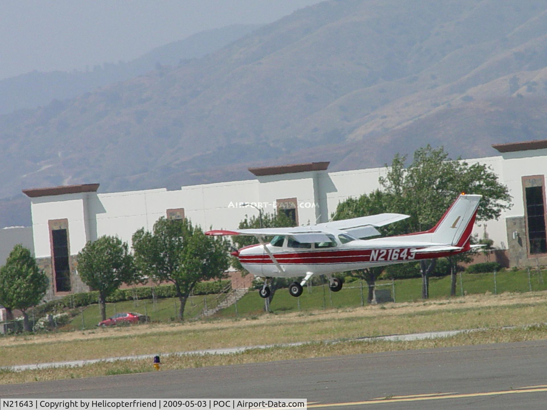 N21643, 1974 Cessna 172M C/N 17263982, Gusting wind makes landing tricky
