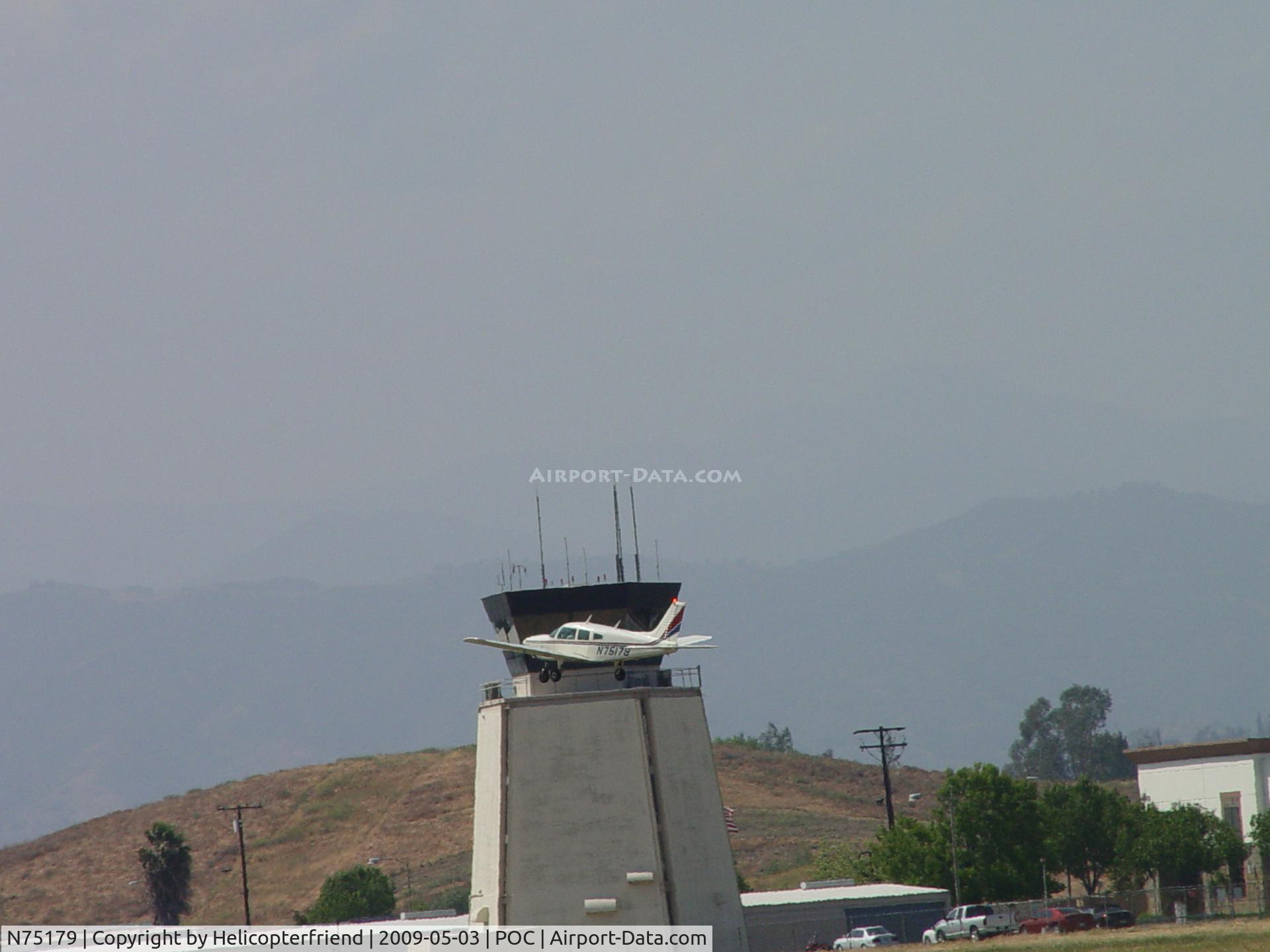 N75179, 1976 Piper PA-28-181 C/N 28-7690308, Passing Brackett tower with tail light on