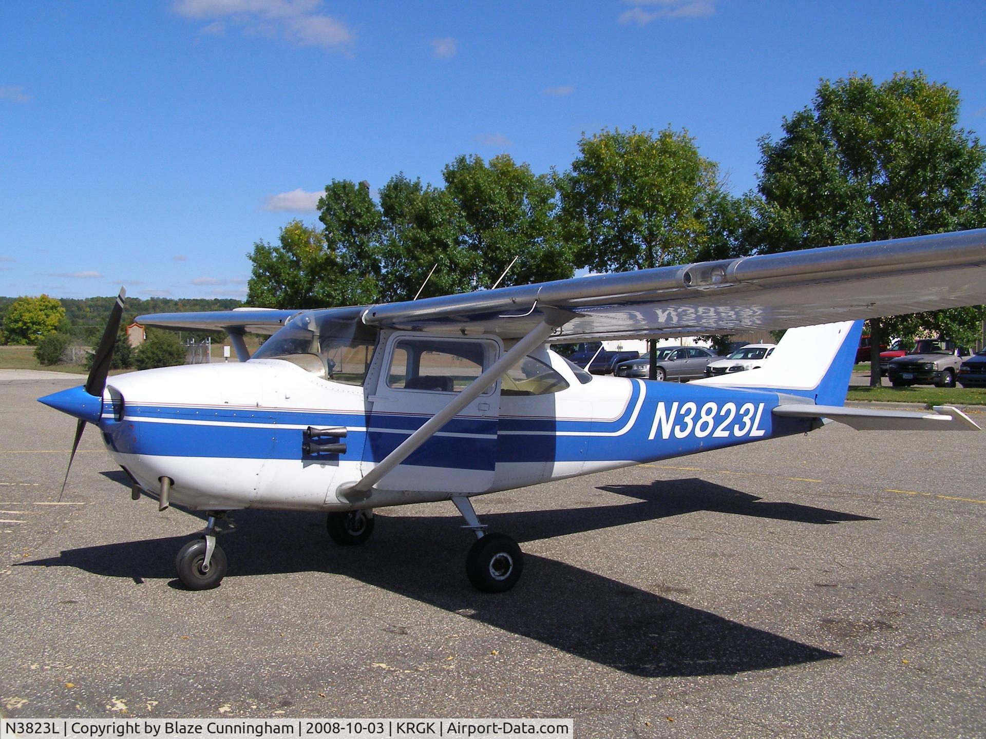 N3823L, 1965 Cessna 172G C/N 17253992, Refueling at Red Wing MN