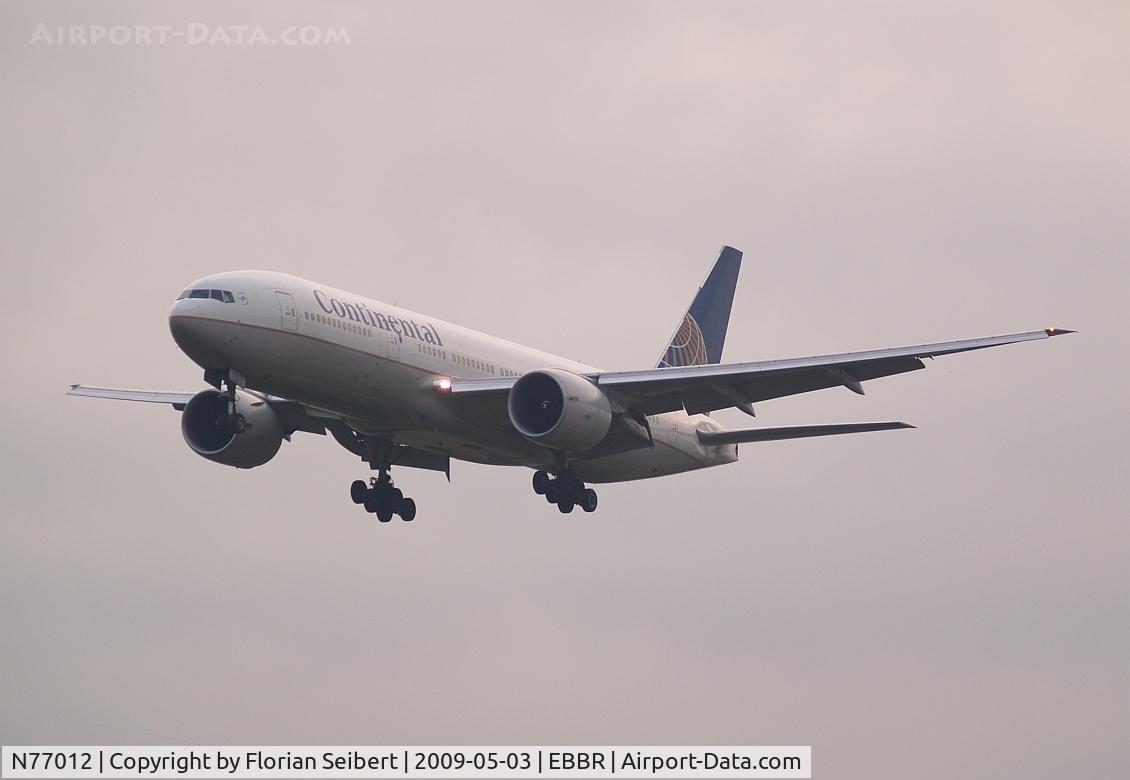 N77012, 1999 Boeing 777-224 C/N 29860, Short final rwy 25L