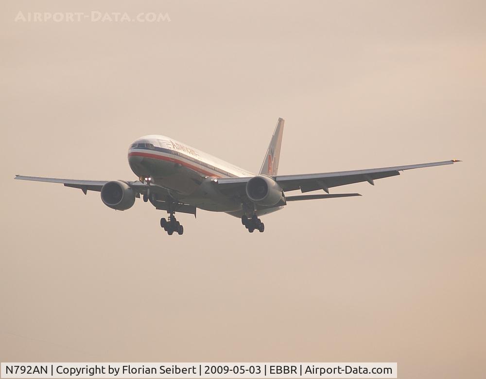 N792AN, 2000 Boeing 777-223 C/N 30253, Short final rwy 25L