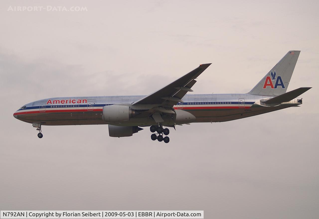 N792AN, 2000 Boeing 777-223 C/N 30253, Short final rwy 25L