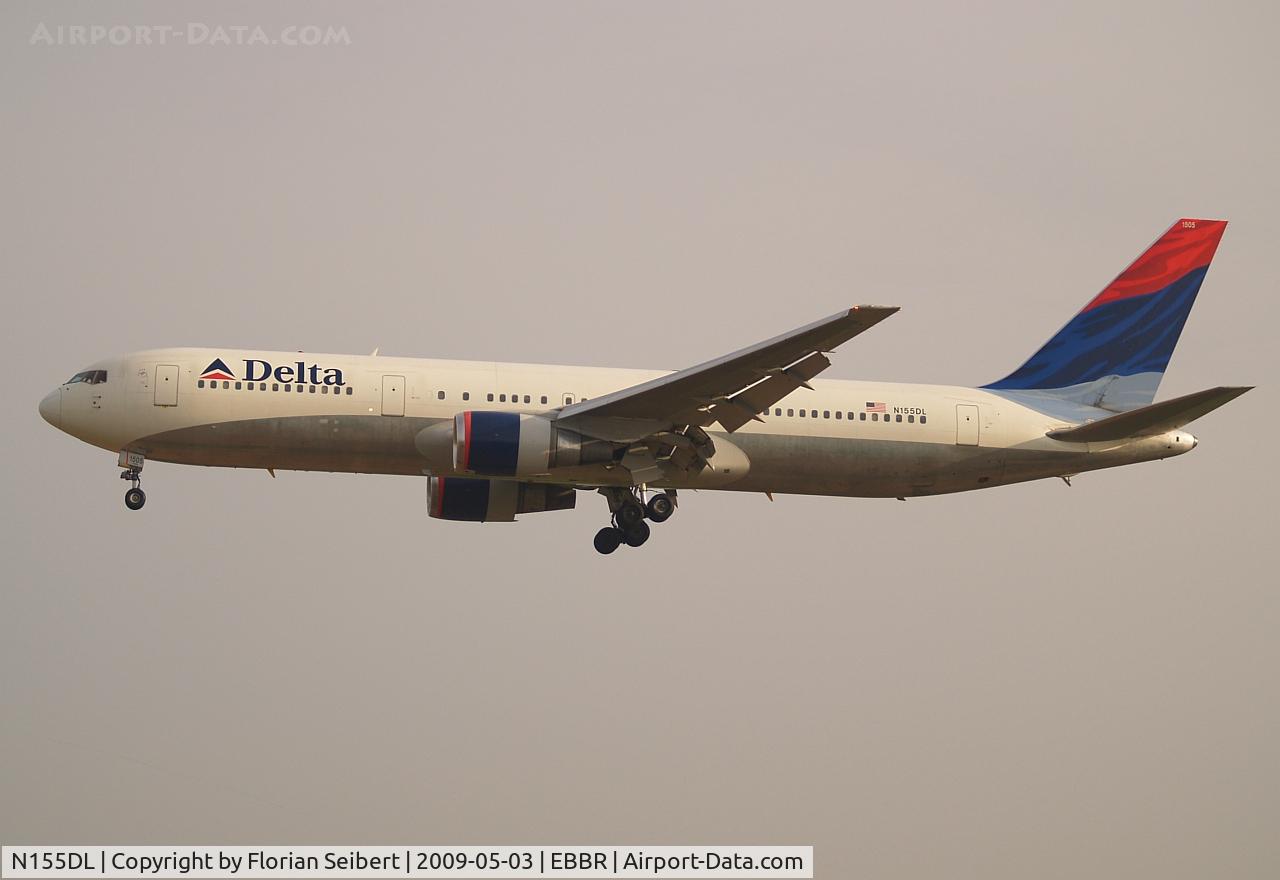 N155DL, 1991 Boeing 767-3P6 C/N 25269, Short final rwy 25L