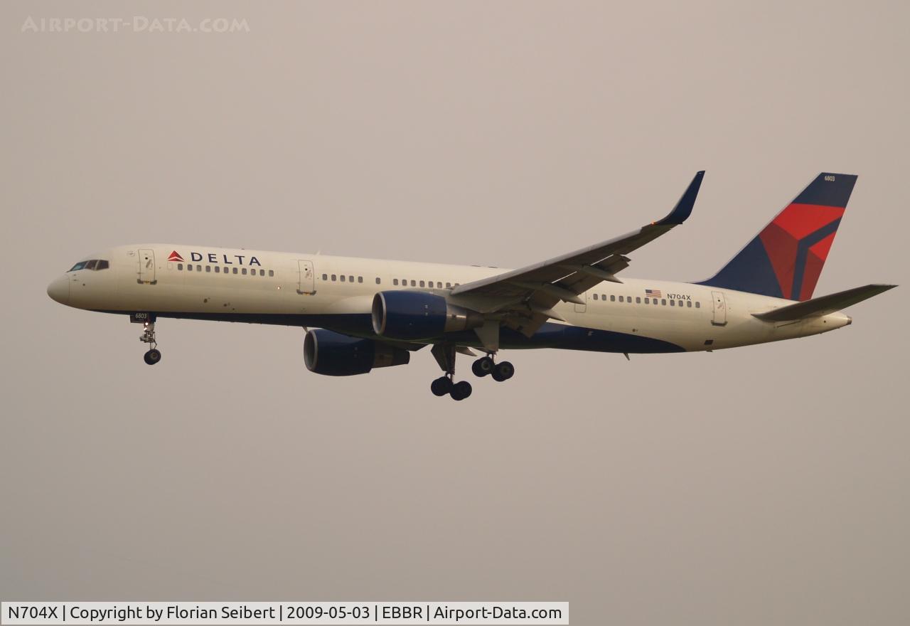 N704X, 1997 Boeing 757-2Q8 C/N 28163, Short final rwy 25L