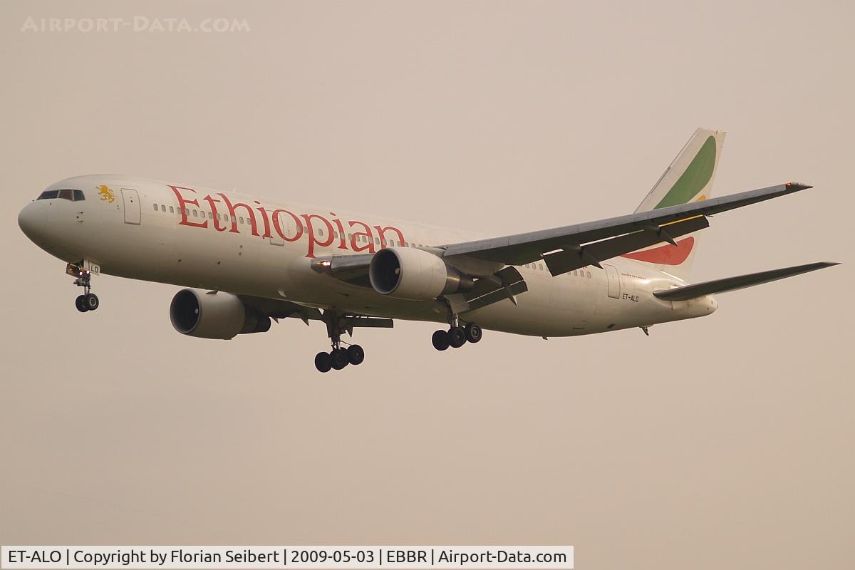 ET-ALO, 2004 Boeing 767-360/ER C/N 33768, Short final rwy 25L