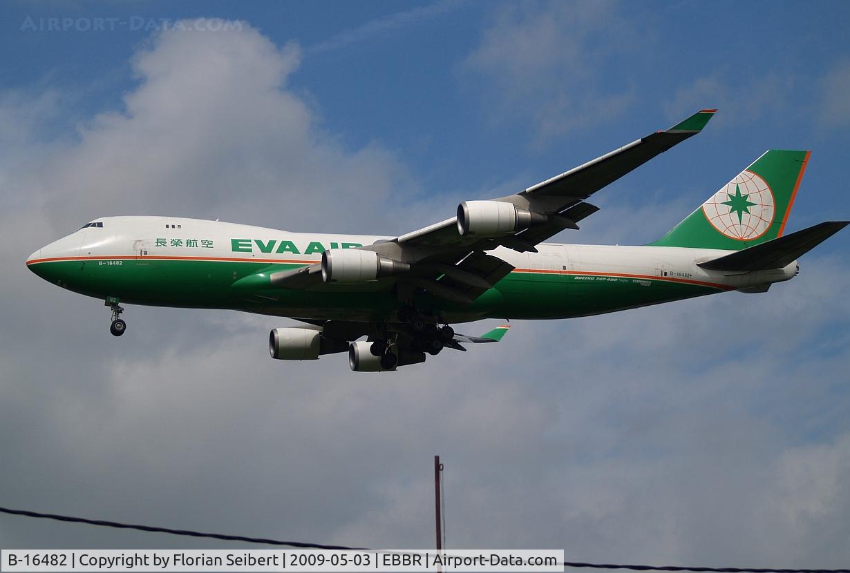 B-16482, 2001 Boeing 747-45EF (SCD) C/N 30608, Short final rwy 25R