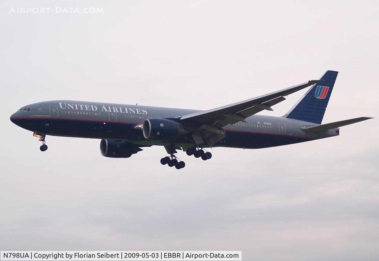 N798UA, 1998 Boeing 777-222ER C/N 26928, Short final rwy 25L