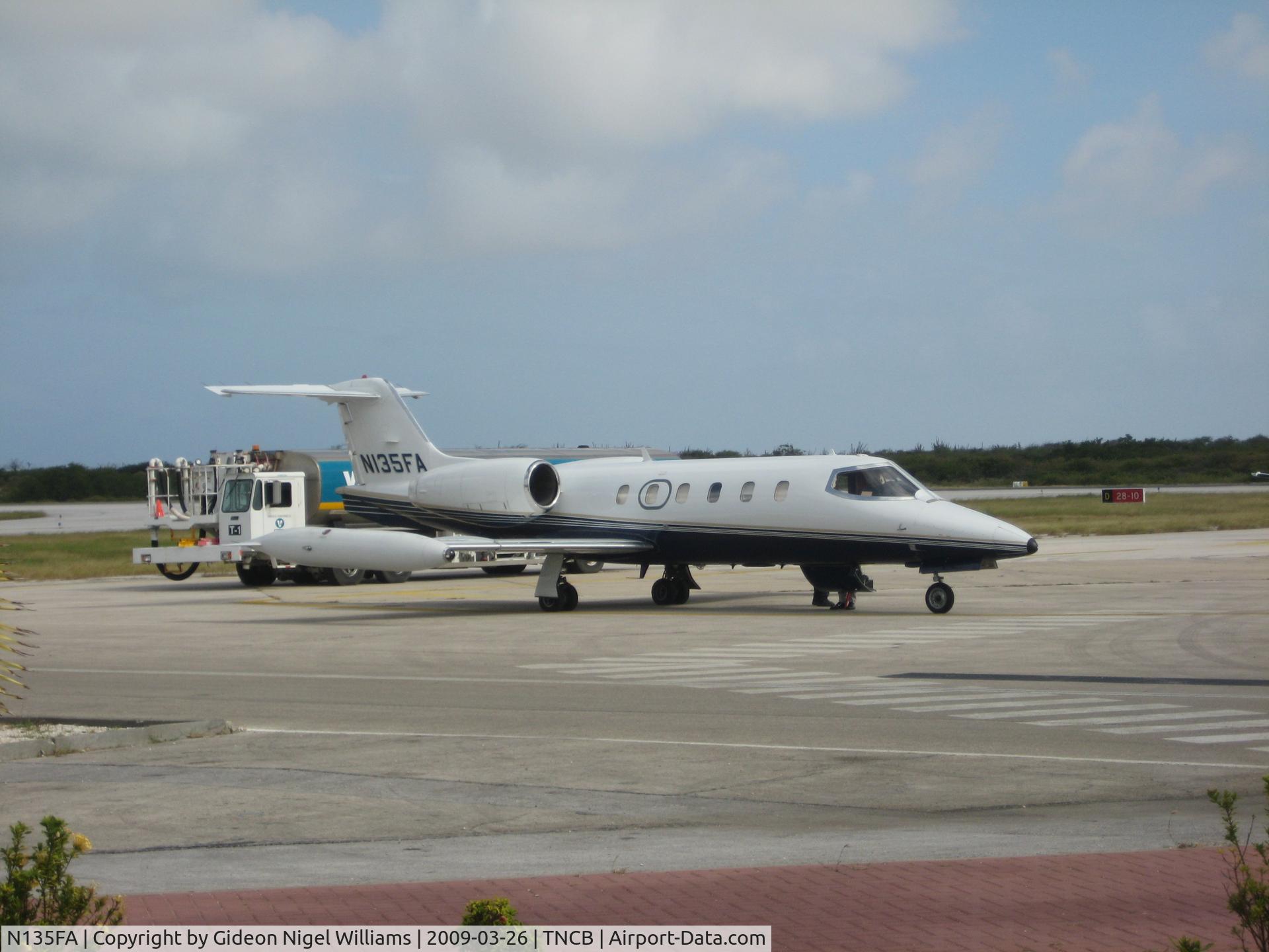 N135FA, 1976 Gates Learjet 35A C/N 067, Fueling up