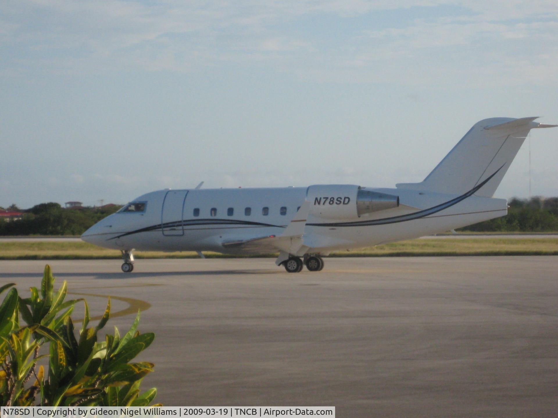 N78SD, 2000 Bombardier Challenger 604 (CL-600-2B16) C/N 5469, Taxiing