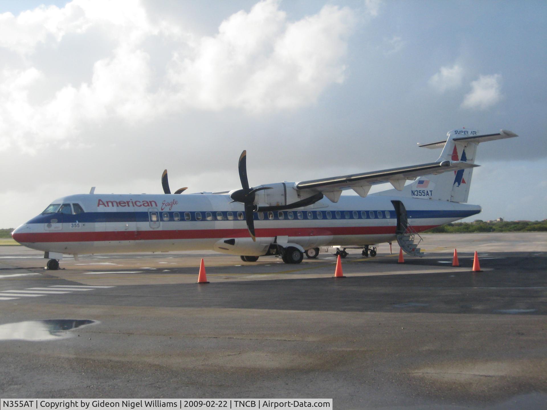 N355AT, 1993 ATR 72-212 C/N 355, Waiting for the passengers