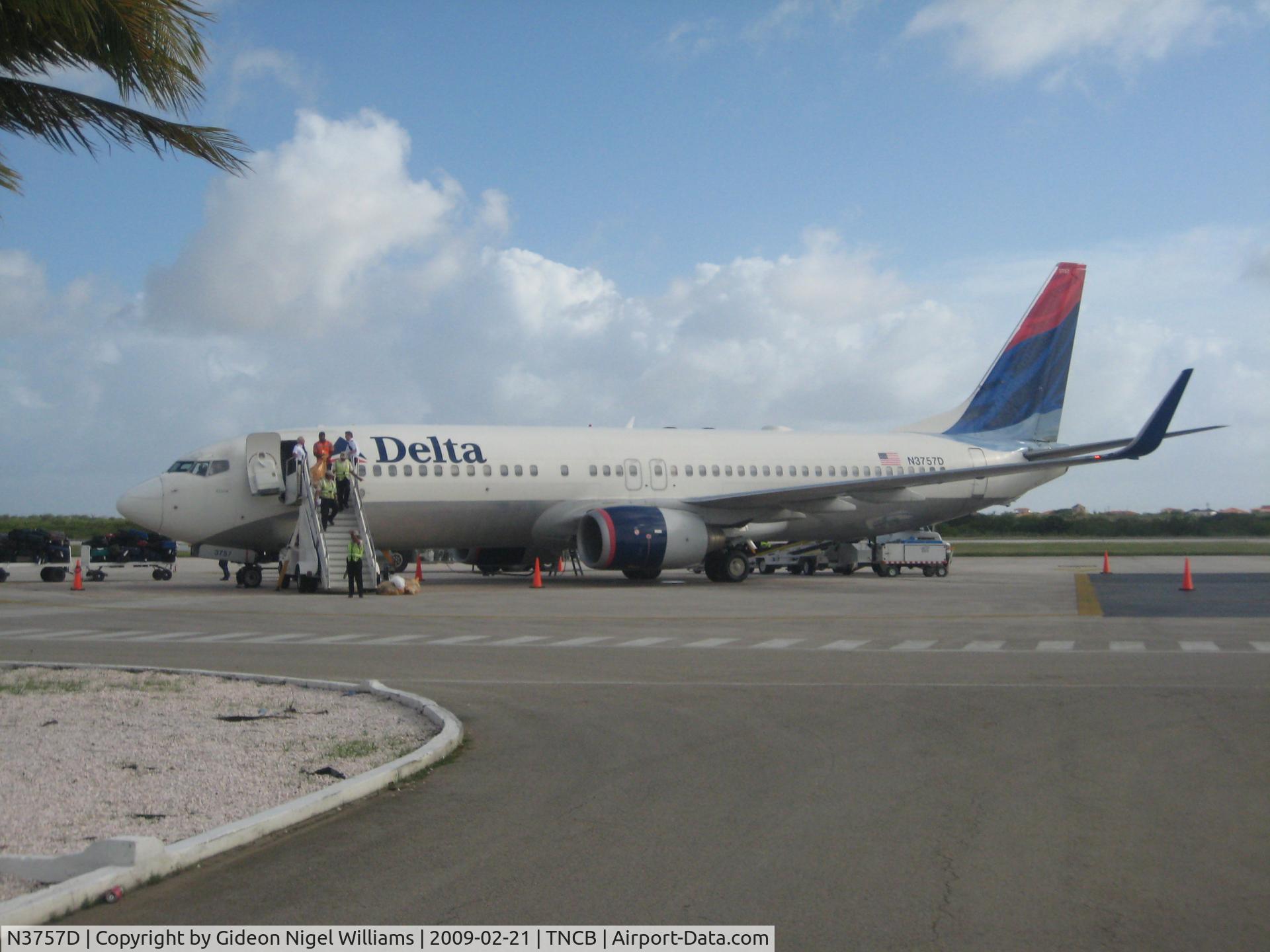 N3757D, 2001 Boeing 737-832 C/N 30813, Unloading