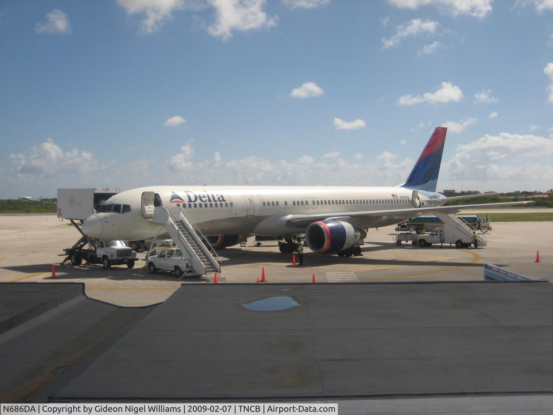 N686DA, 1995 Boeing 757-232 C/N 27589, note the departing Cessna