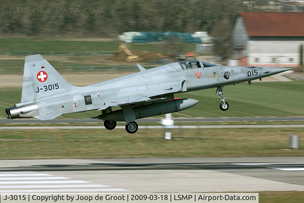 J-3015, Northrop F-5E Tiger II C/N L.1015, touch down