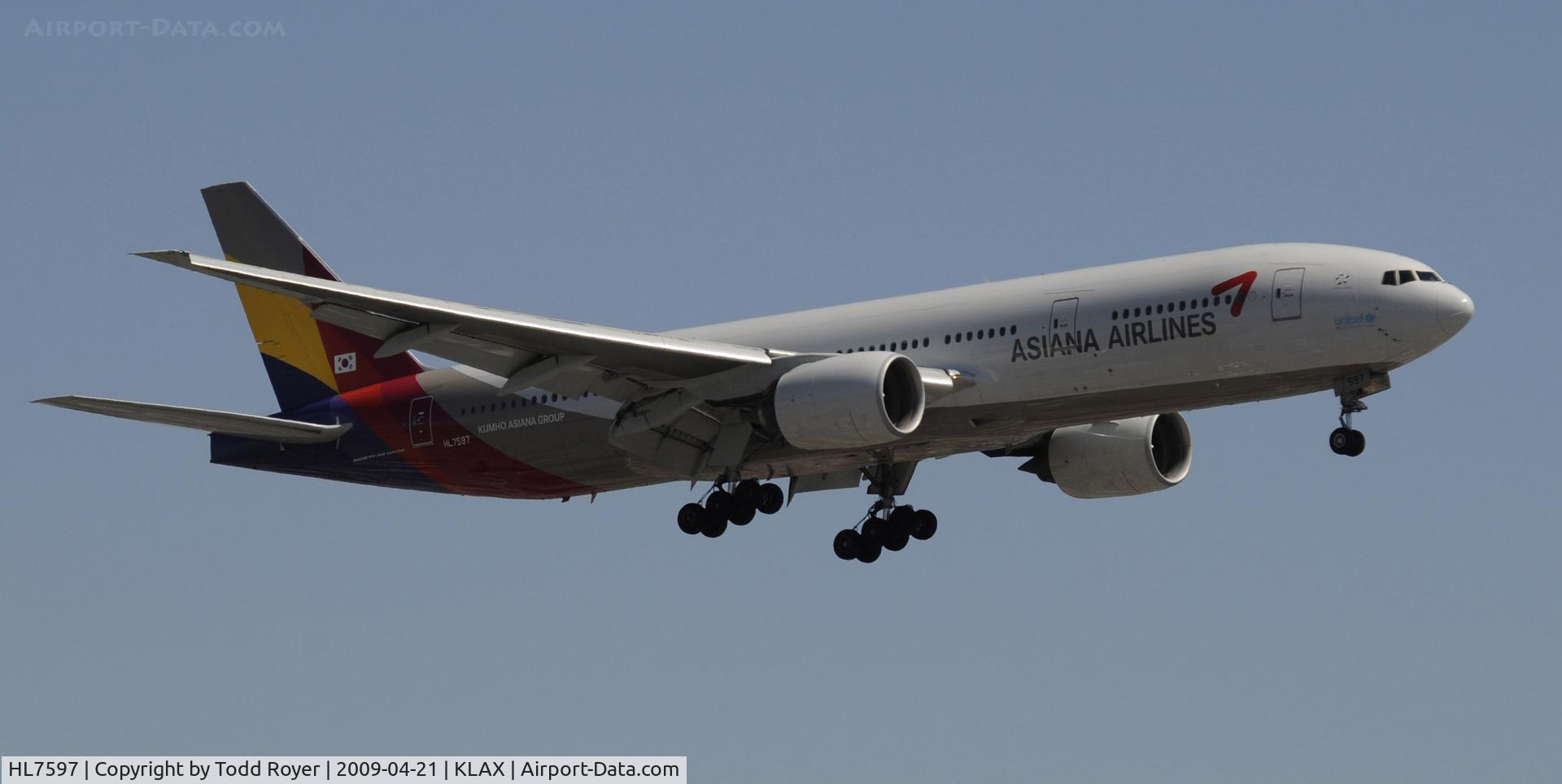 HL7597, 2001 Boeing 777-28E/ER C/N 28686, Landing 24L at LAX