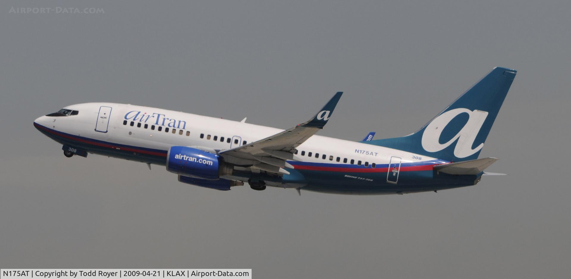 N175AT, 2004 Boeing 737-76N C/N 32652, Departing LAX on 25R