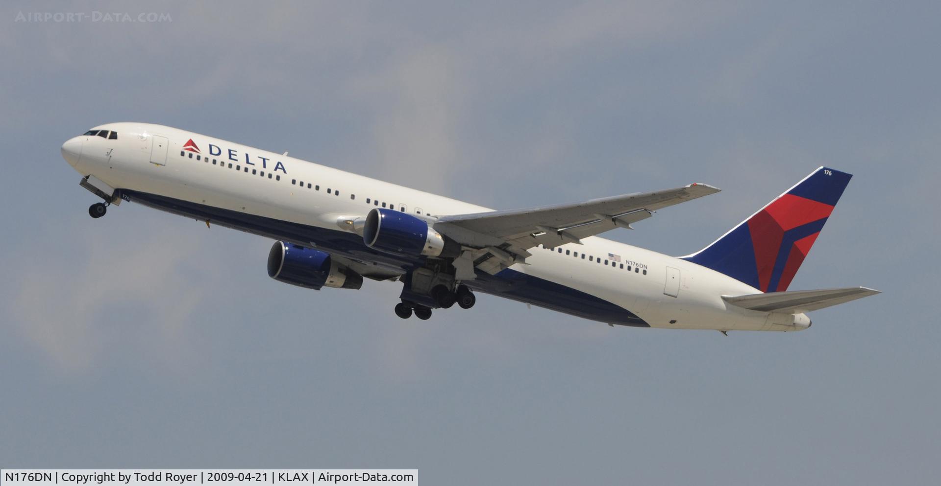 N176DN, 1990 Boeing 767-332 C/N 25061, Departing LAX on 25R