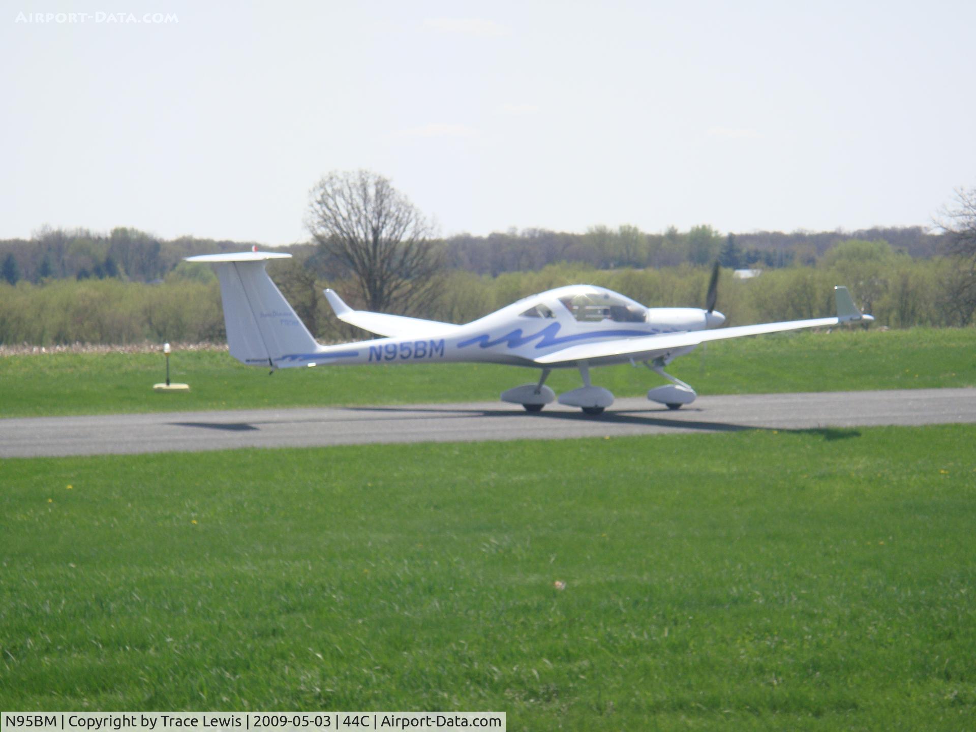 N95BM, Diamond HK-36TTC Super Dimona C/N 36.832, at beloit