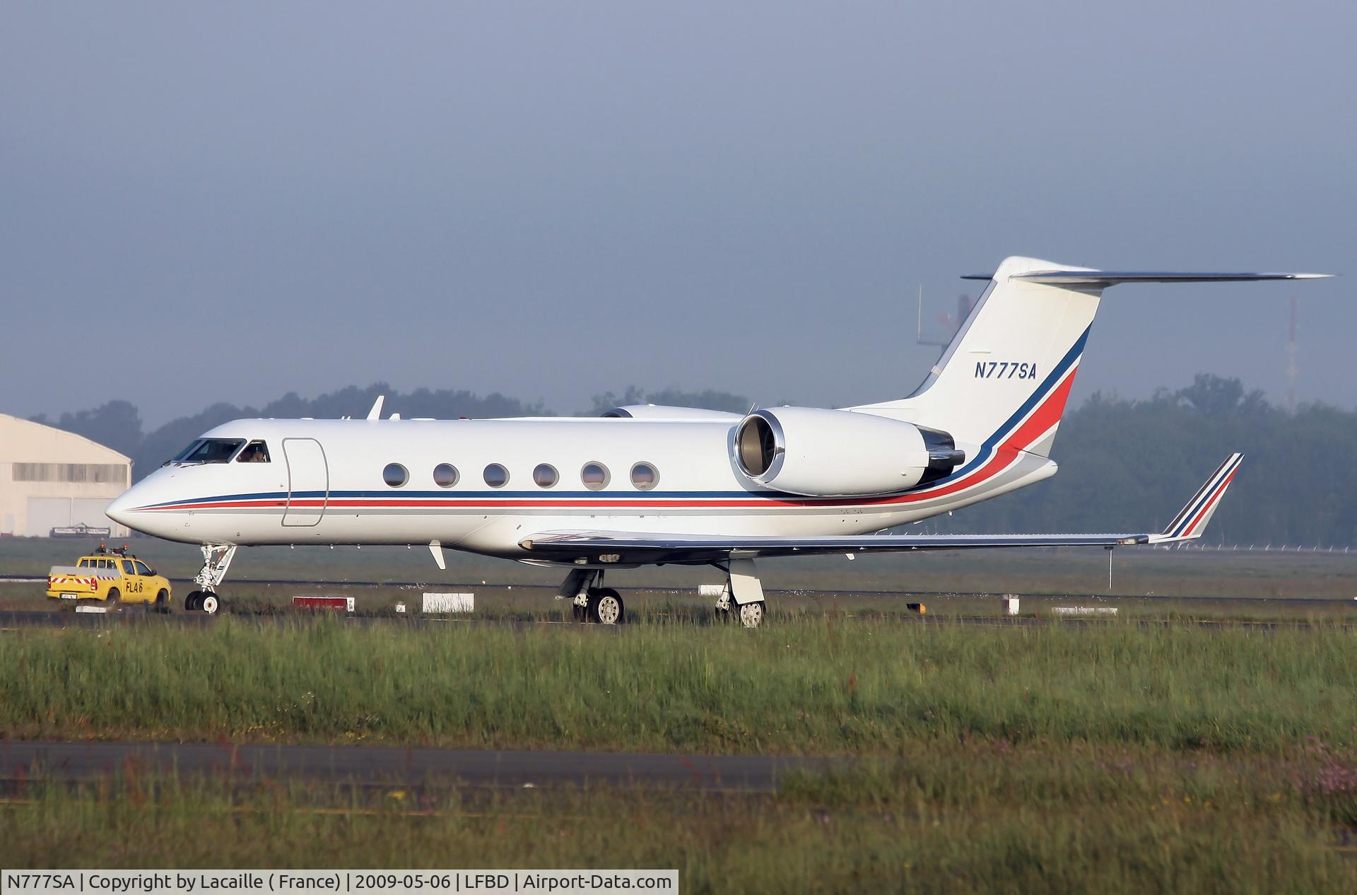 N777SA, 1990 Gulfstream Aerospace G-IV C/N 1138, Photo prise au petit matin sur le parking.