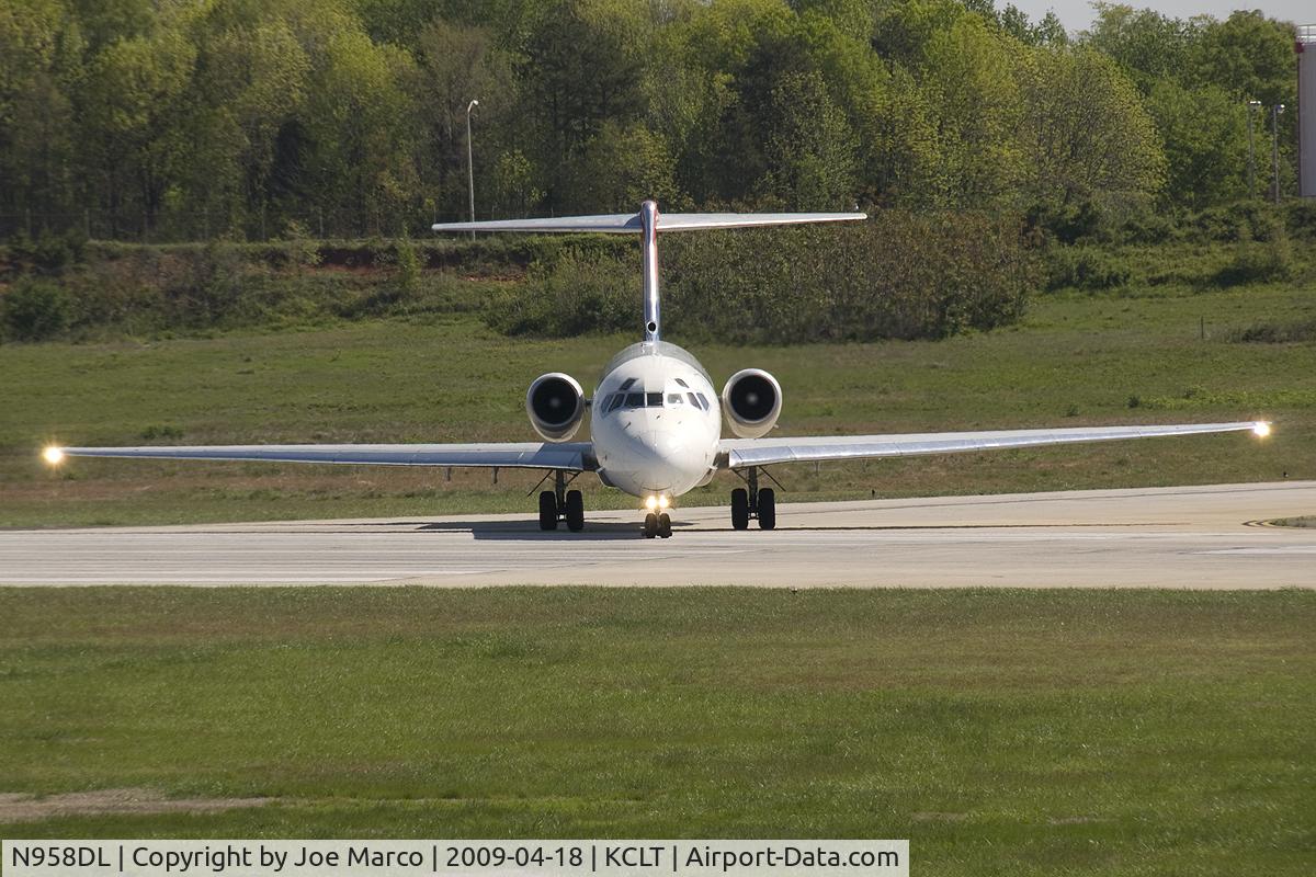 N958DL, 1990 McDonnell Douglas MD-88 C/N 49977, @ CLT