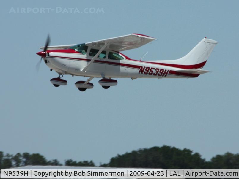 N9539H, 1981 Cessna 182R Skylane C/N 18267961, Departing Sun N Fun 2009 - Lakeland, Florida