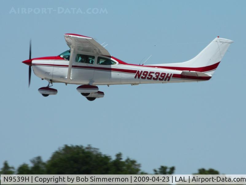 N9539H, 1981 Cessna 182R Skylane C/N 18267961, Departing Sun N Fun 2009 - Lakeland, Florida