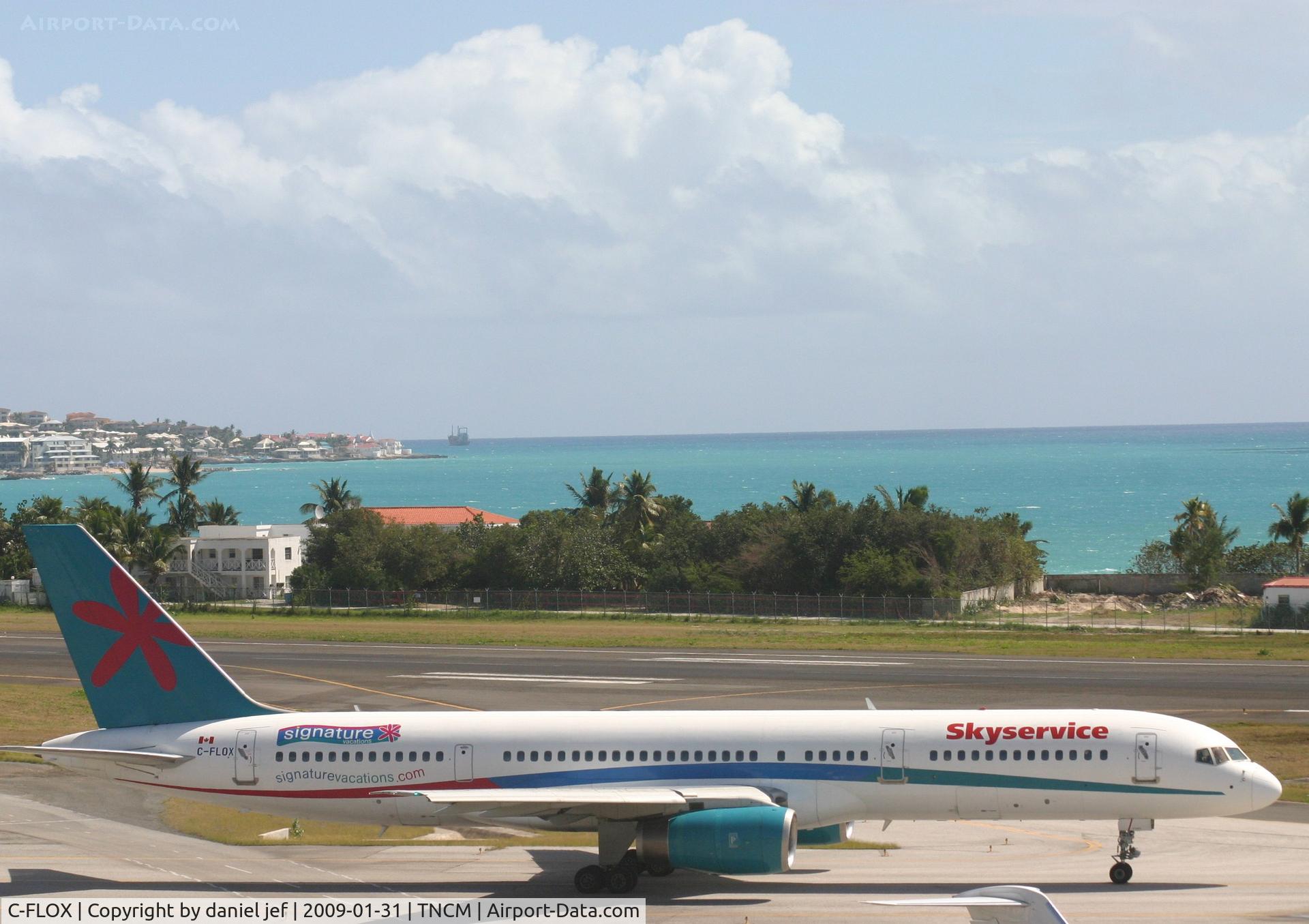 C-FLOX, 1993 Boeing 757-2Y0 C/N 26158, taxing runway 10