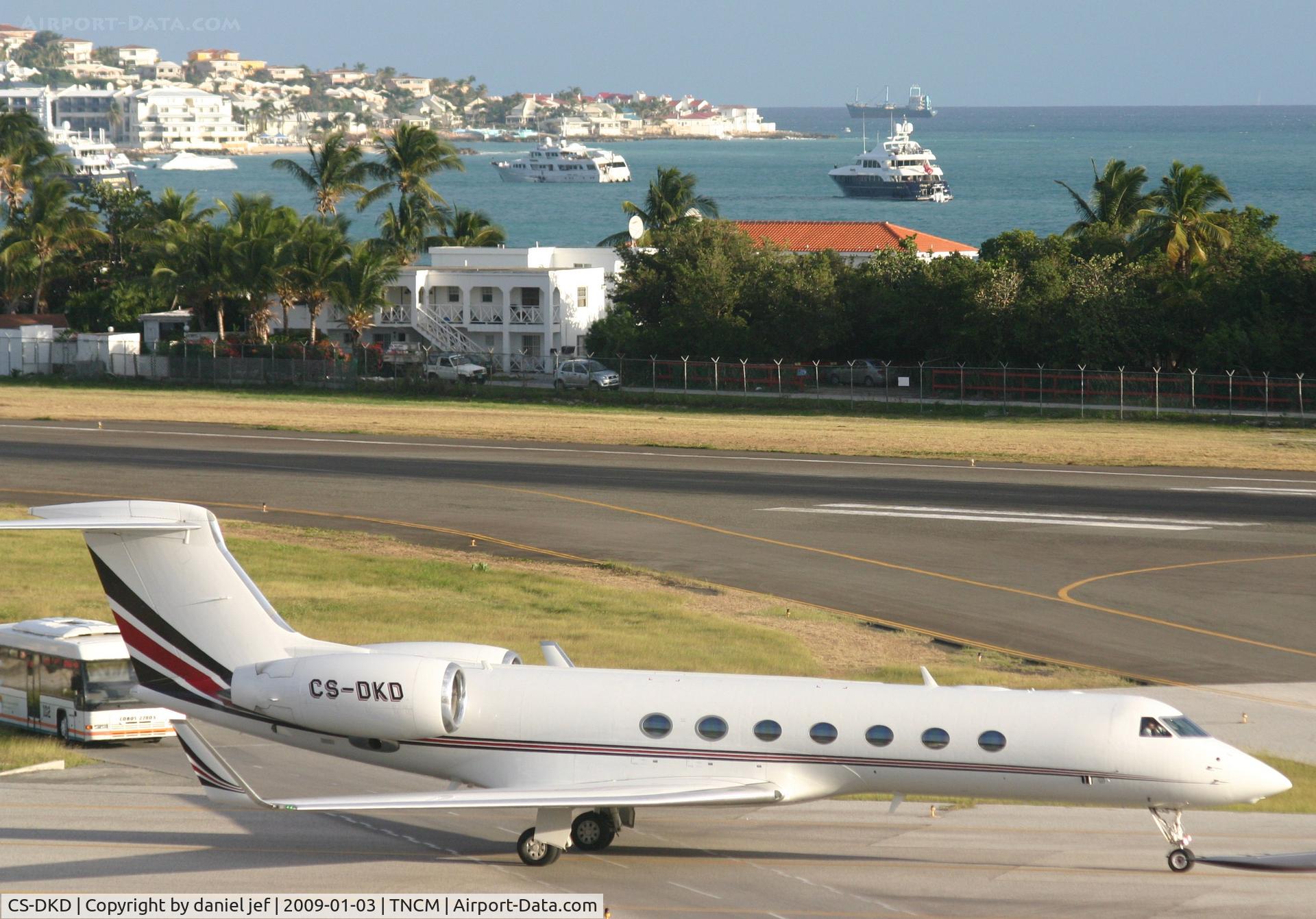 CS-DKD, 2005 Gulfstream Aerospace GV-SP (G550) C/N 5081, taxing runway 10