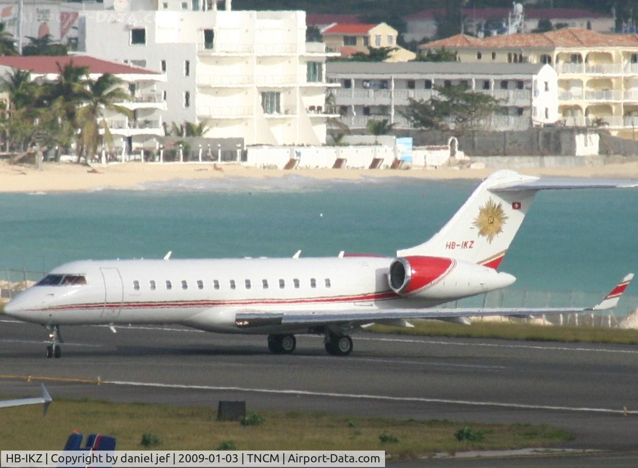 HB-IKZ, 2000 Bombardier BD-700-1A10 Global Express C/N 9054, Back tracking runway 09