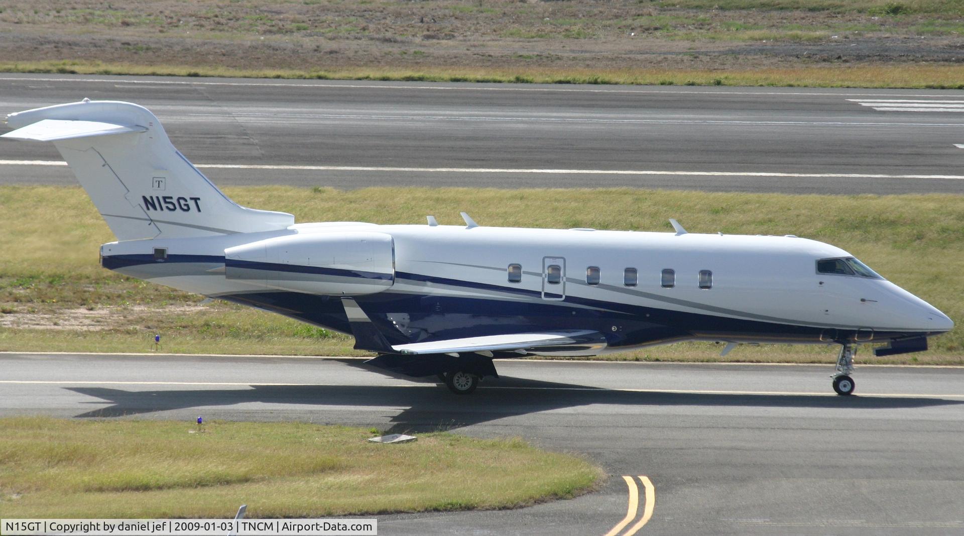 N15GT, 2006 Bombardier Challenger 300 (BD-100-1A10) C/N 20120, taxing runway 10