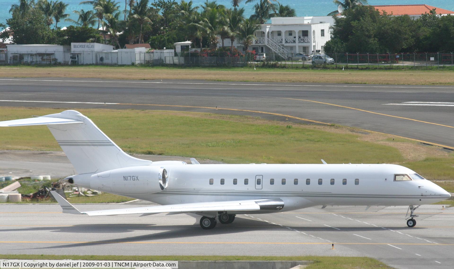 N17GX, 2000 Bombardier BD-700-1A10 Global Express C/N 9045, taxing runway 10