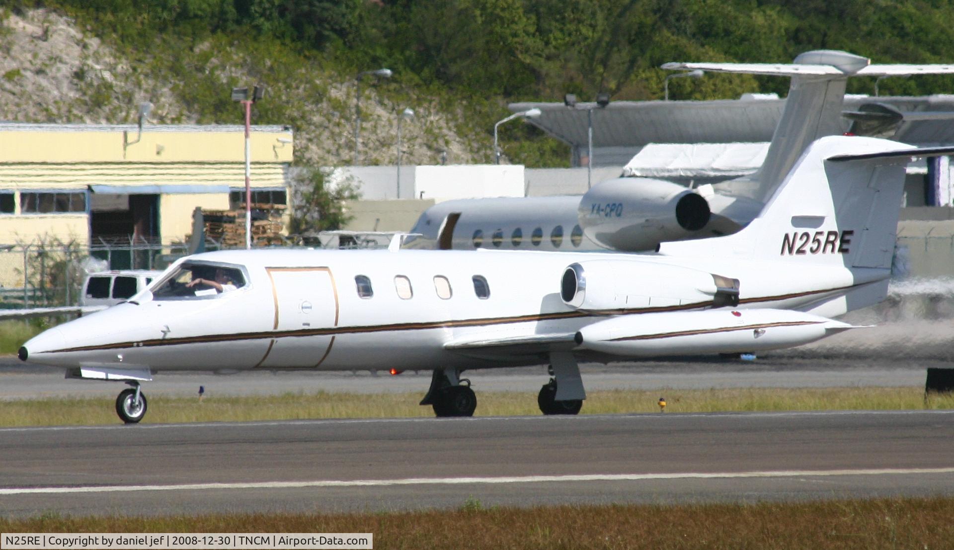 N25RE, 1977 Gates Learjet 25D C/N 227, taxing runway 10