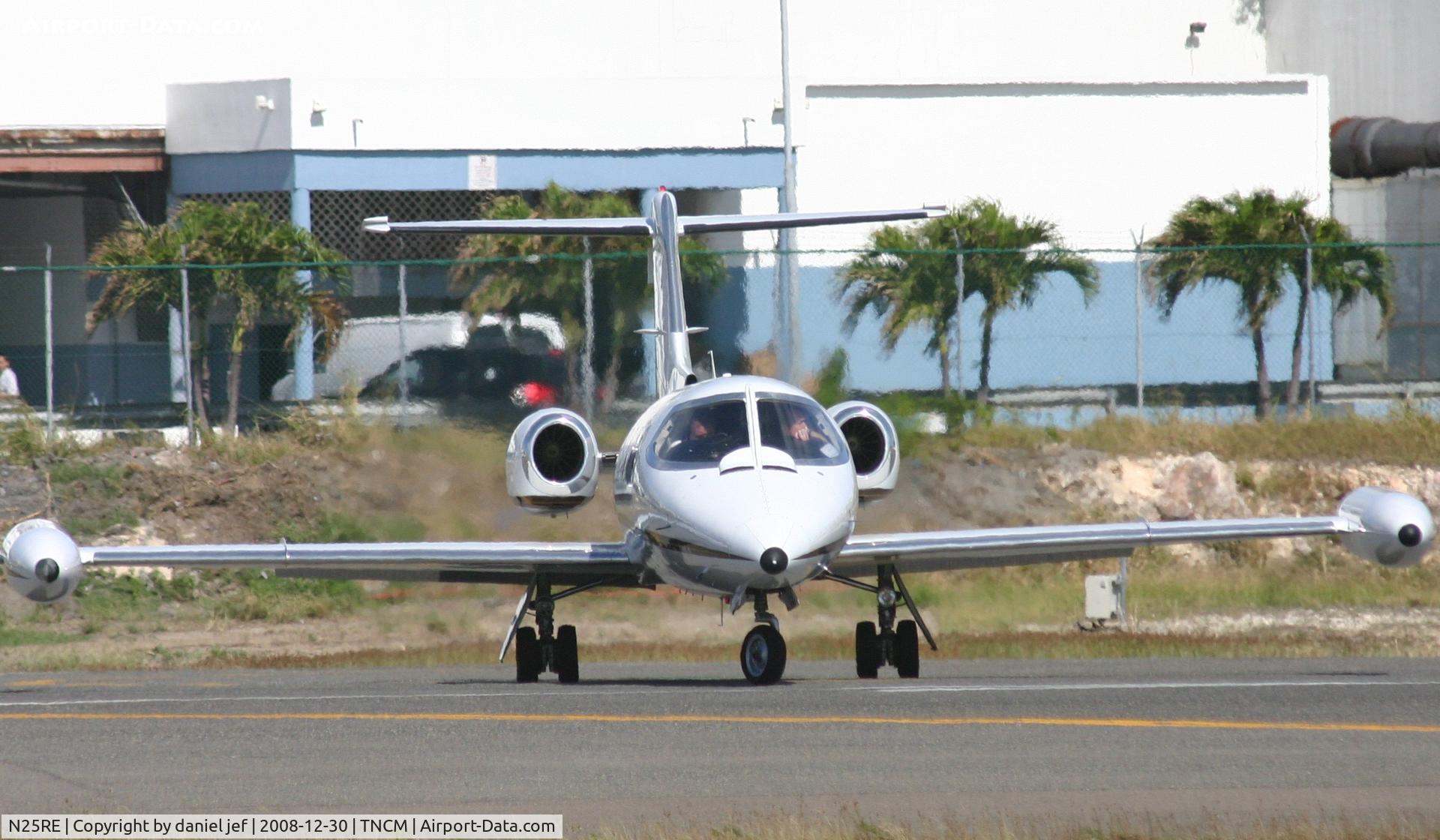 N25RE, 1977 Gates Learjet 25D C/N 227, taxing runway 10