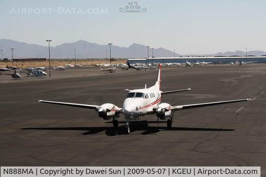 N888MA, 1975 Beech C90GTI King Air C/N LJ-656, start up