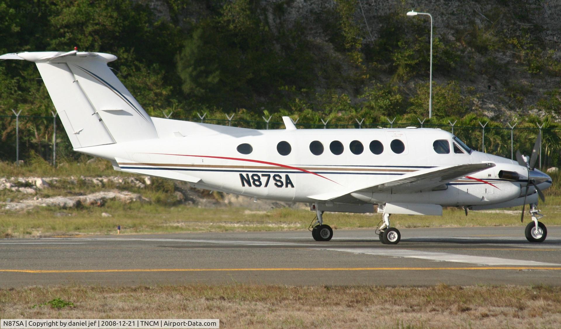 N87SA, 1982 Beech B200 King Air C/N BB-1089, taking off