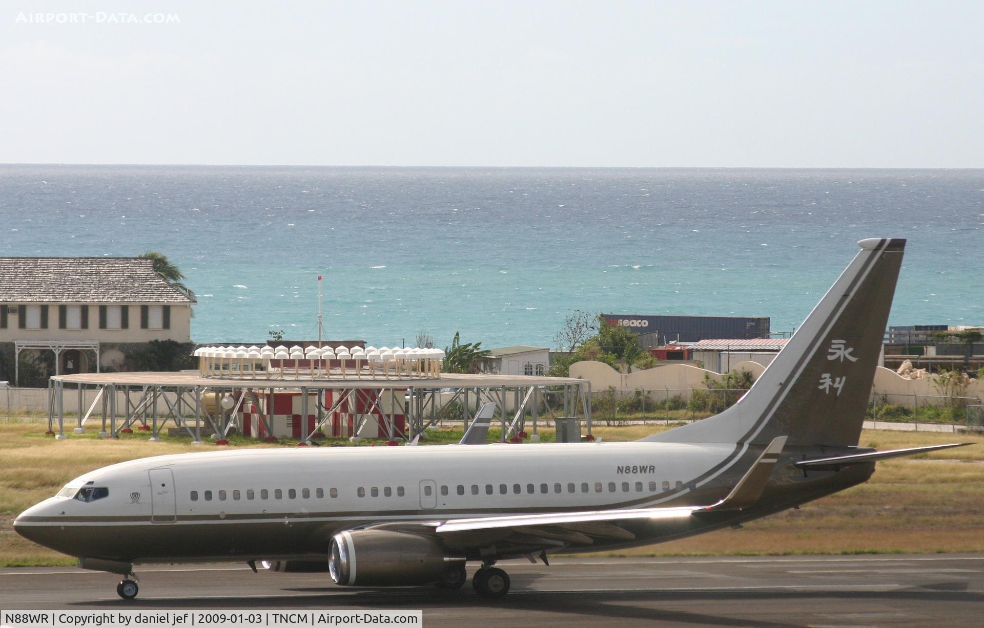 N88WR, 1999 Boeing 737-79U C/N 29441, taxing runway 10