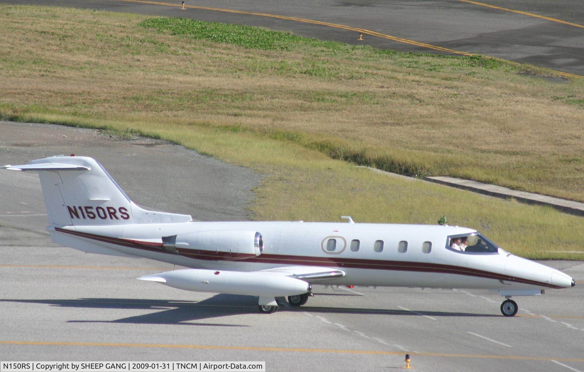 N150RS, 1974 Gates Learjet 25B C/N 162, taxing runway 10