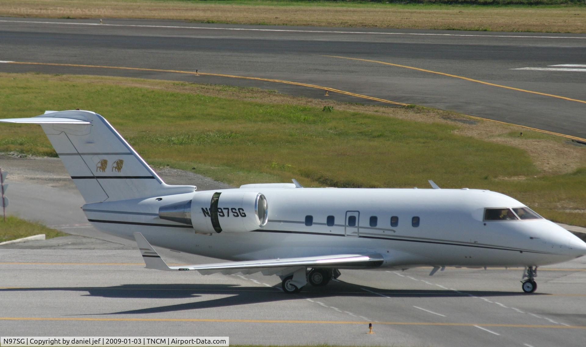 N97SG, 1986 Canadair Challenger 601 (CL-600-2A12) C/N 3051, taxing runway 10